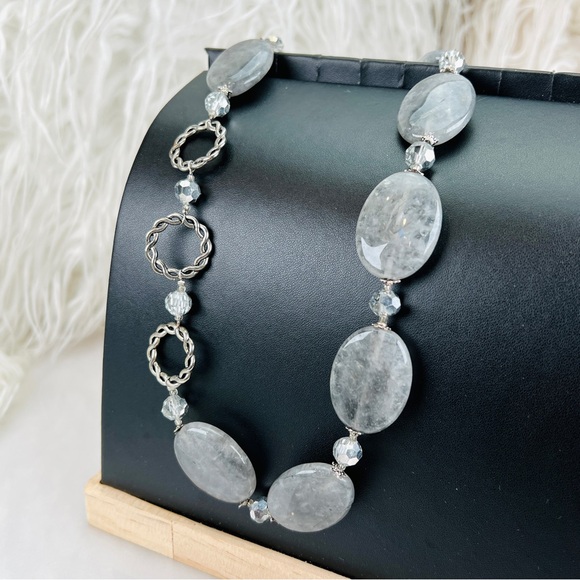 Beautiful Silvertone and gray stones costume necklace - Picture 4 of 11